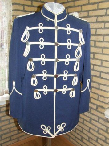 Uniform met borduursels